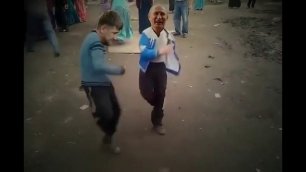 Путин приехал в Чечню Вова и Рамзан Кадыров танцуют лизгинку