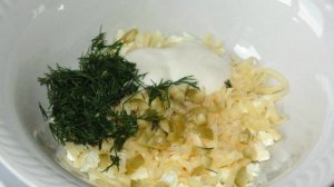 Яйца фаршированные зелеными оливками с сыром