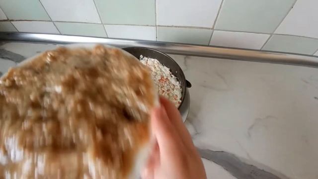 Салат со шпротами . очень вкусно и быстро
