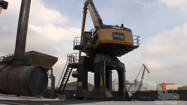 Cat MultiDocker CH74D Working On The Harbor смотреть онлайн