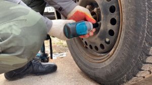 Откручивание колесных гаек после зимы Makita DTW190