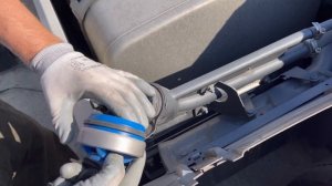 КРЫШКА ТОПЛИВНОГО БАКА SCANIA R450 ВОДИТЕЛЬ НАДЕЛ КРЕПЛЕНИЕ НЕ ТОЙ СТОРОНОЙ. ЗАКРУЧИВАЕМ ПРАВИЛЬНО