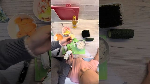 Готовим с мамой ролл из огурца ? #top #тренды #готовимдома #роллыдома