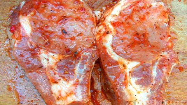 Свиная корейка на кости с картофелем в духовке