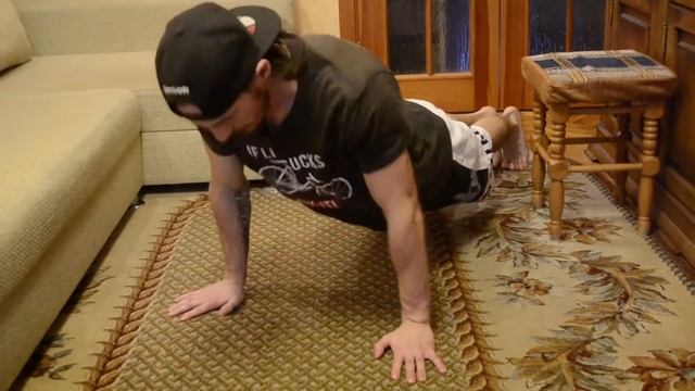 Как накачать руки в домашних условиях без дополнительного веса | для новичков смотреть онлайн