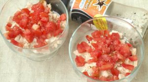 Салат с помидорами, маслинами и сухариками