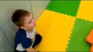 Дети играют    в    развлекательном центре