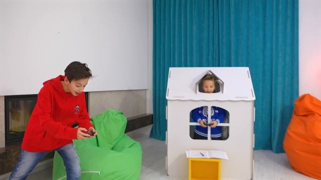 Игра AMONG US в Реальной жизни ! **3 Часть ! Побег из КАРТОННОЙ Школы ! смотреть онлайн