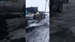 Мини погрузчик JCB в деле. Большой ковш.