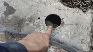 Как снять нижнюю траверсу с самосвала HOWO не снимая рессоры.