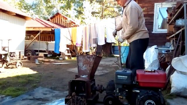 Самодельный измельчитель веток с бензиновым двигателем смотреть онлайн
