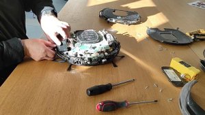 Робот пилосос Samsung SR 8895. Порушений, не адекватний рух.