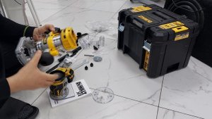 DeWalt DCW604NT. Аккумуляторный фрезер. Комплектация.