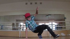 Маленькая девочка танцует брейк данс / Little girl dancing breakdance