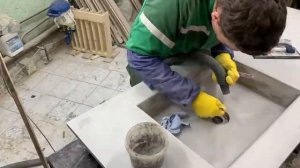 Раковина интегрированная в столешницу из бетона