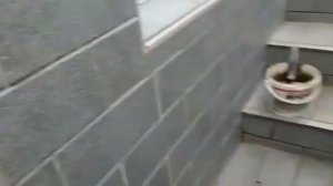 Вся плитка отвалилась, но не в клее дело.