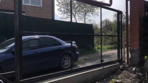 Выделенный забор с откатными воротами, из штакетника на ленточном фундаменте