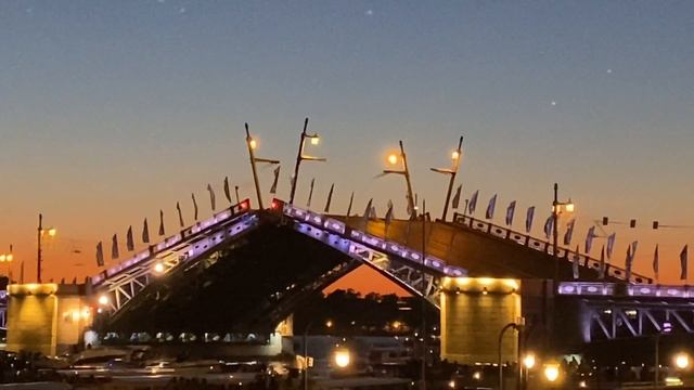 Один из крупнейших разводных мостов в мире