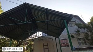 двускатный навес для автомобиля.