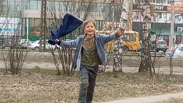 ЭТО ПОЛНАЯ РЖАКА😂😂😂| МАЛЬЧИК БЕГАЕТ ПО УЛИЦЕ И МАШЕТ СВОЕЙ КОФТОЙ| смотреть онлайн