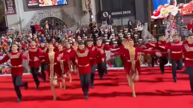 Armenian "Berd" dance at the Hollywood Christmas Parade 🇺🇸🇦🇲 God Bless Armenia December 2022 смотреть онлайн