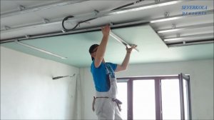 монтаж гипсокартона, приспособление для установки листа на потолок.
