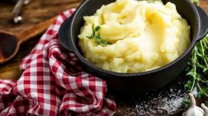 Картошка станет еще вкуснее, если вы добавите при варке один ингредиент!