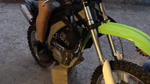 Почему кикстартер не заводит motoland mx 250 на горячую и холодную?