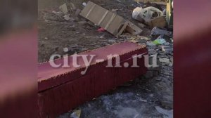 Новокузнечан пугает цинковый гроб на помойке