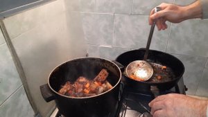 Картофель по-деревенски тушёный со свиными рёбрами/ Как приготовить