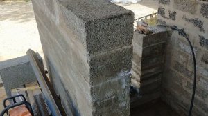 Стены из арболита, оконные проемы, уголок для перекрытия.