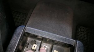 Как снять центральную торпеду ручника в бмв е36.