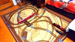 Поезд LEGO CITY стучит колесами по квартире