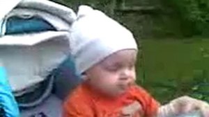 Илья засыпает в коляске