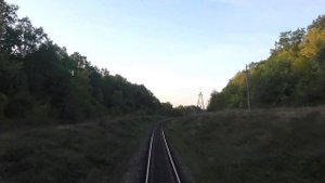 Вид из кабины тепловоза на перегон Скибнево - Ярмолинцы. Авто опасно выезжает на переезд