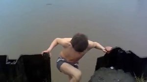 Парень купается уже в мае!!!