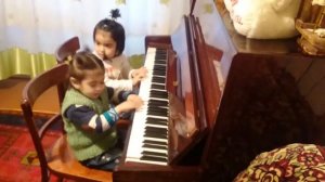 VLOG. Children play on the piano.(Дети играют на пианино.)ВЛОГ.Doli Tv