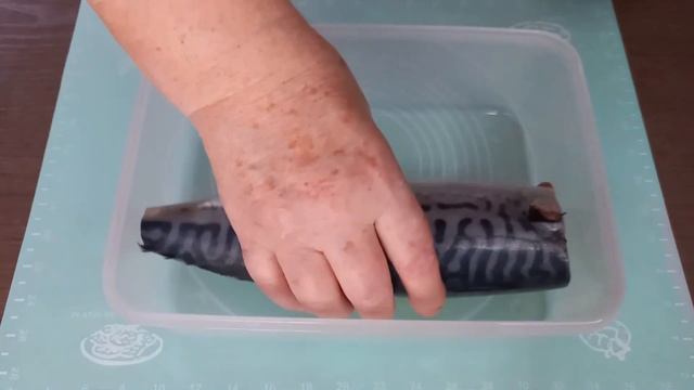 Малосольная скумбрия в луковой шелухе и чае на праздничный стол