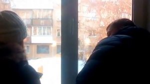 Мужчина из дом ру (возможно) ходит по подъездам с 14ти летними девочками часть 1