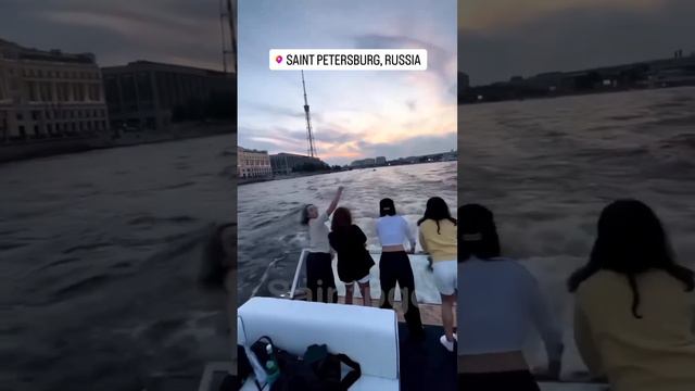 😱Одна из девушек упала в воду во время вечеринки на катере. К счастью, девушка не пострадала.