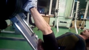 Жим ногами на платформе 330 кг собственный вес 88 кг