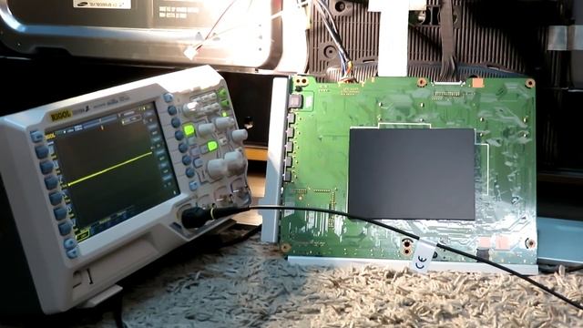 Ремонт телевизора Samsung UE55F7000AE - при включении загорается подсветка и уходит в перезапуск