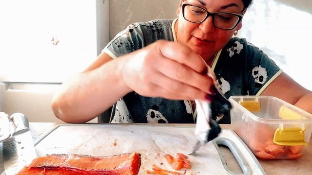 ГОТОВИМ ВМЕСТЕ/КАК Я ГОРБУШУ СОЛИЛА/БЫСТРЫЙ ЗАСОЛ ГОРБУШИ смотреть онлайн