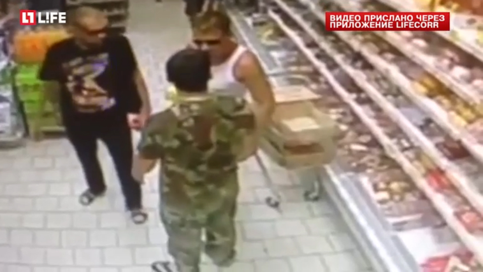 Охрана Пятёрочки избила покупателей из-за съеденного банана
