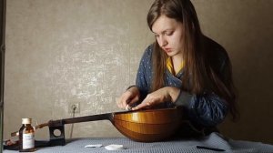 Чистим домру. Меняем струны.