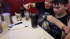 ВЛОГ: ДЕНЬ РОЖДЕНИЕ  БОУЛИНГ, РЕСТОРАН В АМЕРИКЕ  ?ПИЦЦА ? Гамбургер ? КОКА КОЛА Birthday Kids Fun