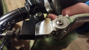 BSE EX 125 E  регулируем ручку сцепления, прикручиваем пластик, ставим защиту для рук