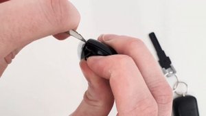 Замена батарейки в ключе Touareg NF-FL. Replacing the battery in the key Touareg NF-FL