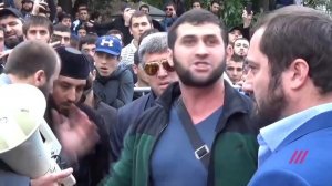 Сотни мусульман вышли на несогласованную акцию в Москве mp4