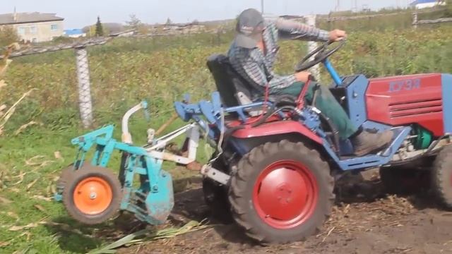 Минитрактор КМЗ 012 копка картошки смотреть онлайн